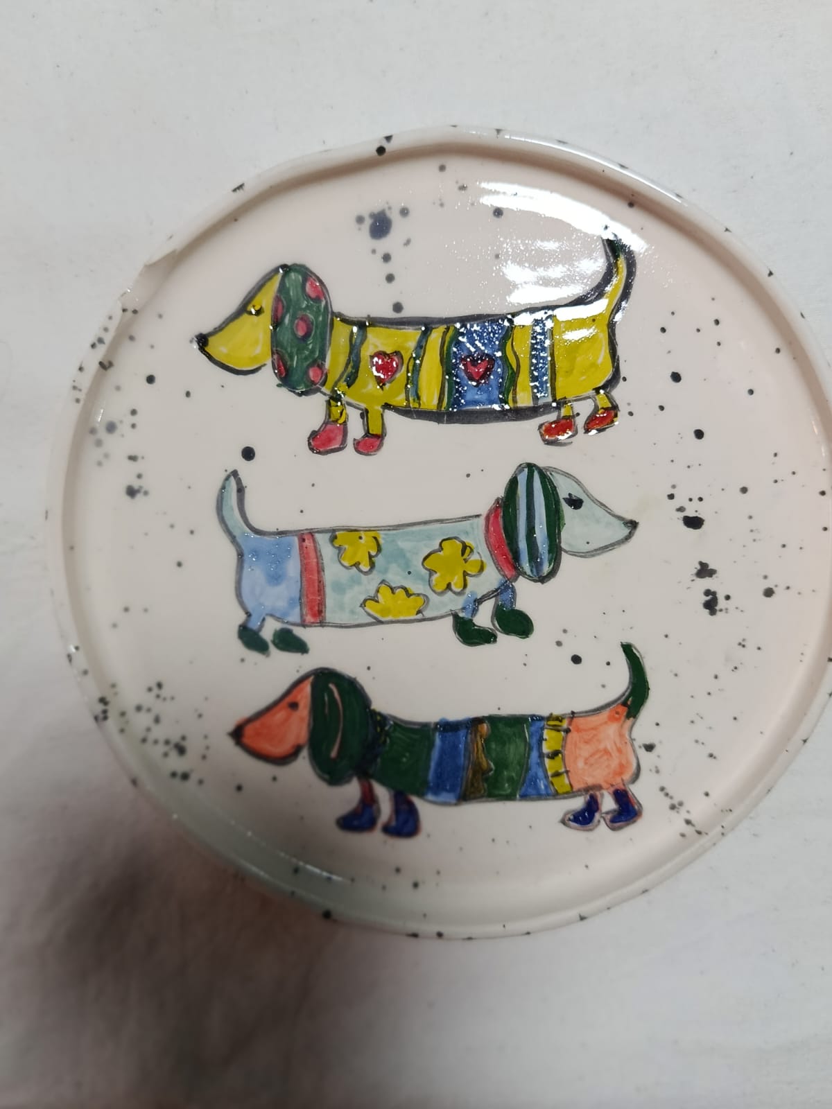 Plato con perros salchicha pintados